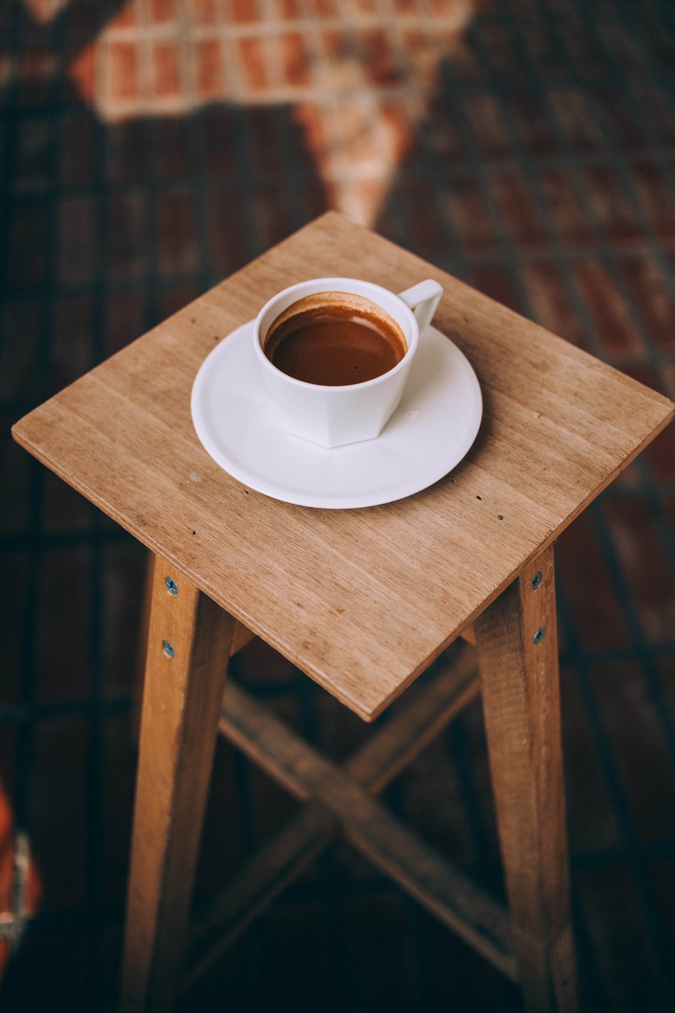 files/long-espresso-sits-on-a-wooden-stool.jpg